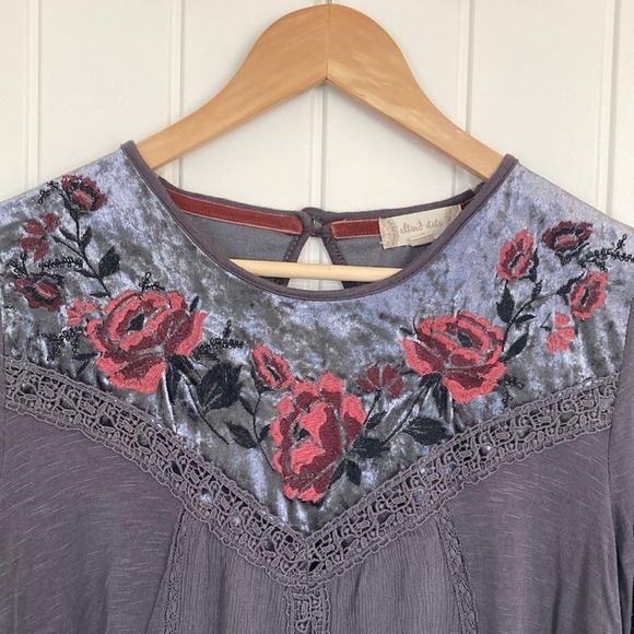 Altard State Womens Velvet Floral Boho Bell Sleeve Blouse Tip Size S Grey Red - Picture 3 of 11
